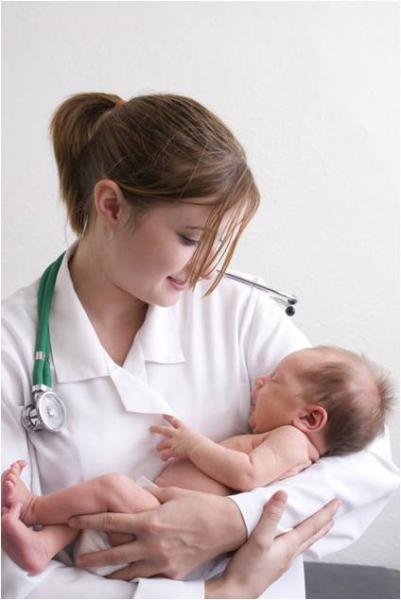 Doctora examinando a bebé