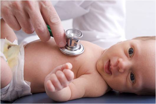 Pediatra examina a bebé con fonendoscopio