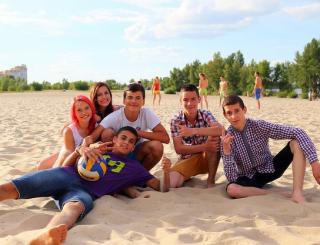 Adolescentes en playa. Foto: Vladimir Pustovit (CC BY 2.0)