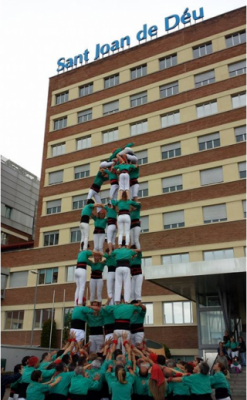 Castellers de Vilafranca ante el Hospital Sant Joan de Déu