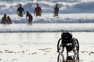 Silla de ruedas de adolescente abandonada en la playa. Foto: SomosMedicina