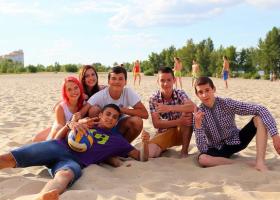 Adolescentes en playa. Foto: Vladimir Pustovit (CC BY 2.0)