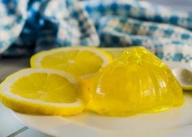 Ketogominolas de limón y fambruesa