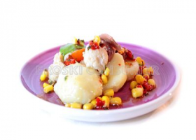 Ensalada templada de coliflor con vinagreta de pimiento y maíz. Imagen: Consumer Eroski
