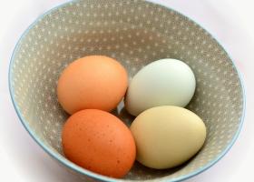 Huevos en bol de porcelana