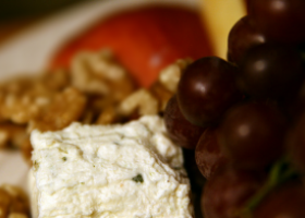 Brocheta de queso especial agar-agar y uvas negras. Foto: Quinn Anya