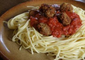 Spaghetti con tomate y albóndigas para dietas controladas en proteínas