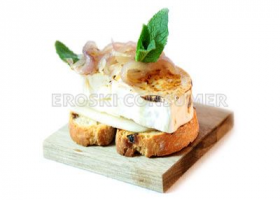 Tostada de queso fresco con peras y cebolla caramelizada. Imagen: Consumer Eroski