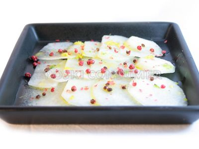 Carpaccio de peras blanquillas maceradas con lima y limón. Imagen: Consumer Eroski