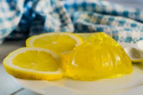 Ketogominolas de limón y fambruesa