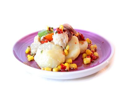 Ensalada templada de coliflor con vinagreta de pimiento y maíz. Imagen: Consumer Eroski