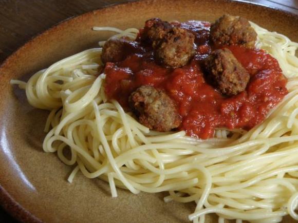 Spaghetti con tomate y albóndigas para dietas controladas en proteínas