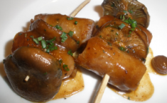 Brocheta de botifarra especial y níscalos. Foto: Philippe Regol