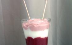 Copa de fresas con Yogurpur. Foto: Aleix Caballé