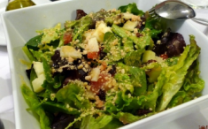 Mezclum de lechugas con arroz especial y frutas. Foto: Ojo al plato