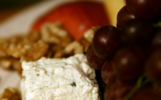 Brocheta de queso especial agar-agar y uvas negras. Foto: Quinn Anya