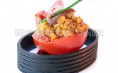 Tartar de nísperos con tomate y jamón. Foto: Consumer Eroski